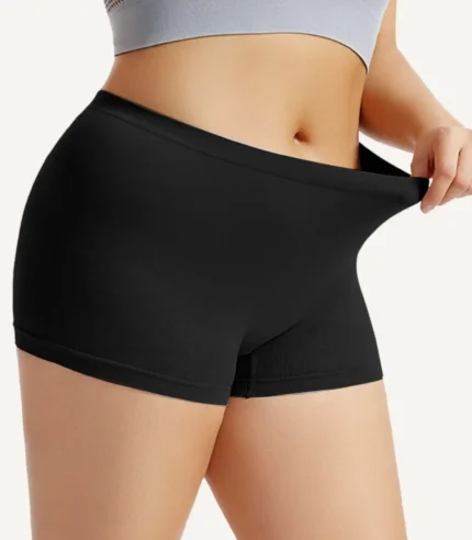 A person wearing black seamless panties, demonstrating their stretchability. These panties are made of soft material, ensuring comfort and a smooth fit.